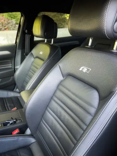 VW Passat TSI 2.0 R-Line — Berline premium 190 ch, état impeccable — tableau de bord