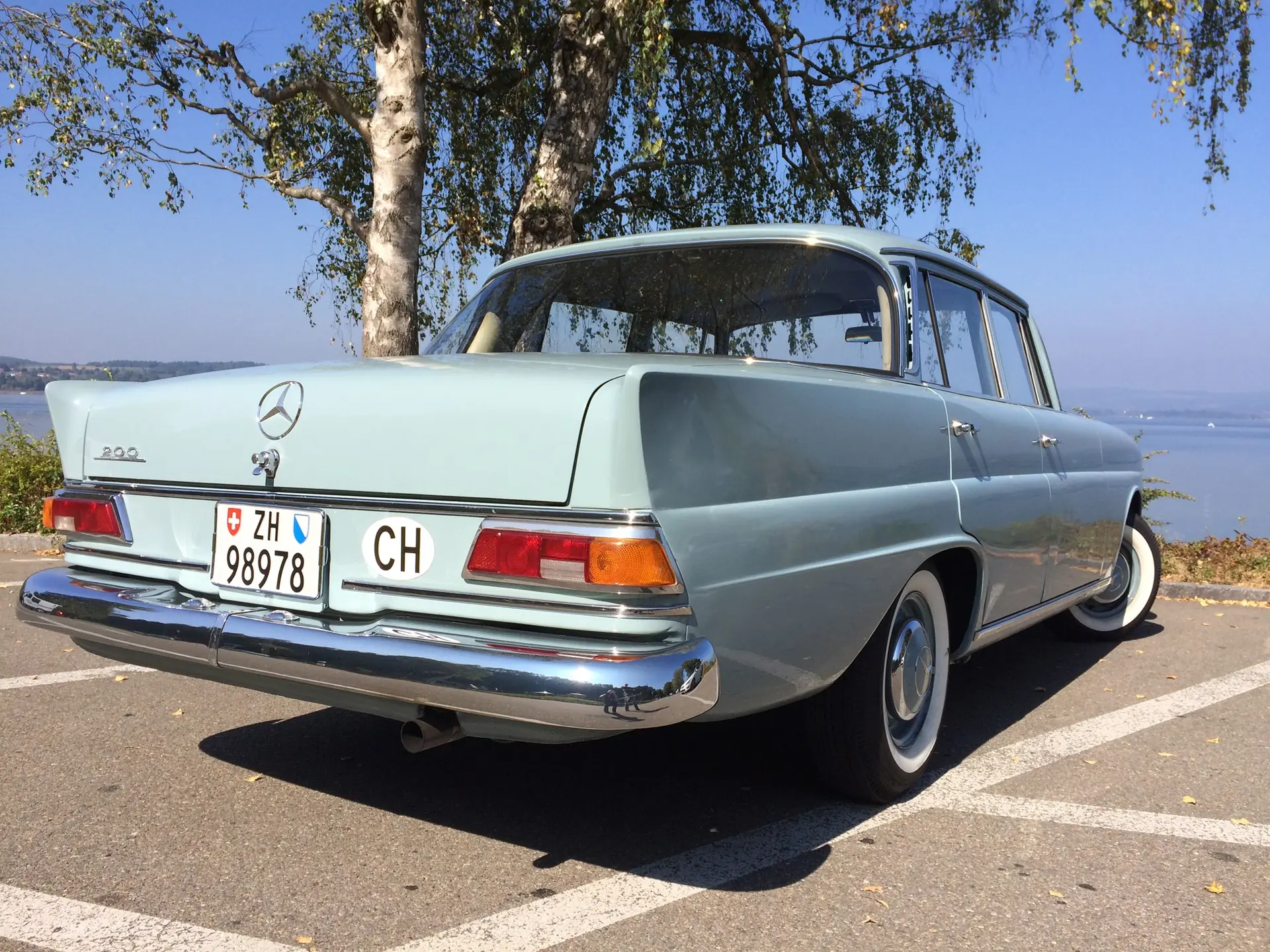 Mercedes-Benz 200 1965 — Berline classique d'époque, MFK neuf — vue extérieure