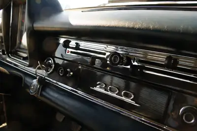 Mercedes-Benz 200 1965 — Berline classique d'époque, MFK neuf — détail