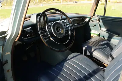 Mercedes-Benz 200 1965 — Berline classique d'époque, MFK neuf — intérieur