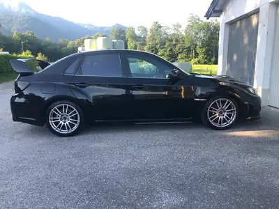 Subaru WRX STI Sport 2012 — Berline haute performance 4WD, 301 ch, boîte manuelle — Seitenansicht