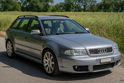 Audi RS4 Avant quattro — Break sport 380 ch, entretien complet documenté — vue extérieure