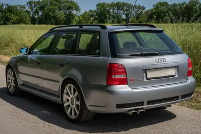 Audi RS4 Avant quattro — Break sport 380 ch, entretien complet documenté — tableau de bord