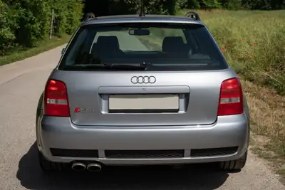 Audi RS4 Avant quattro — Break sport 380 ch, entretien complet documenté — détail