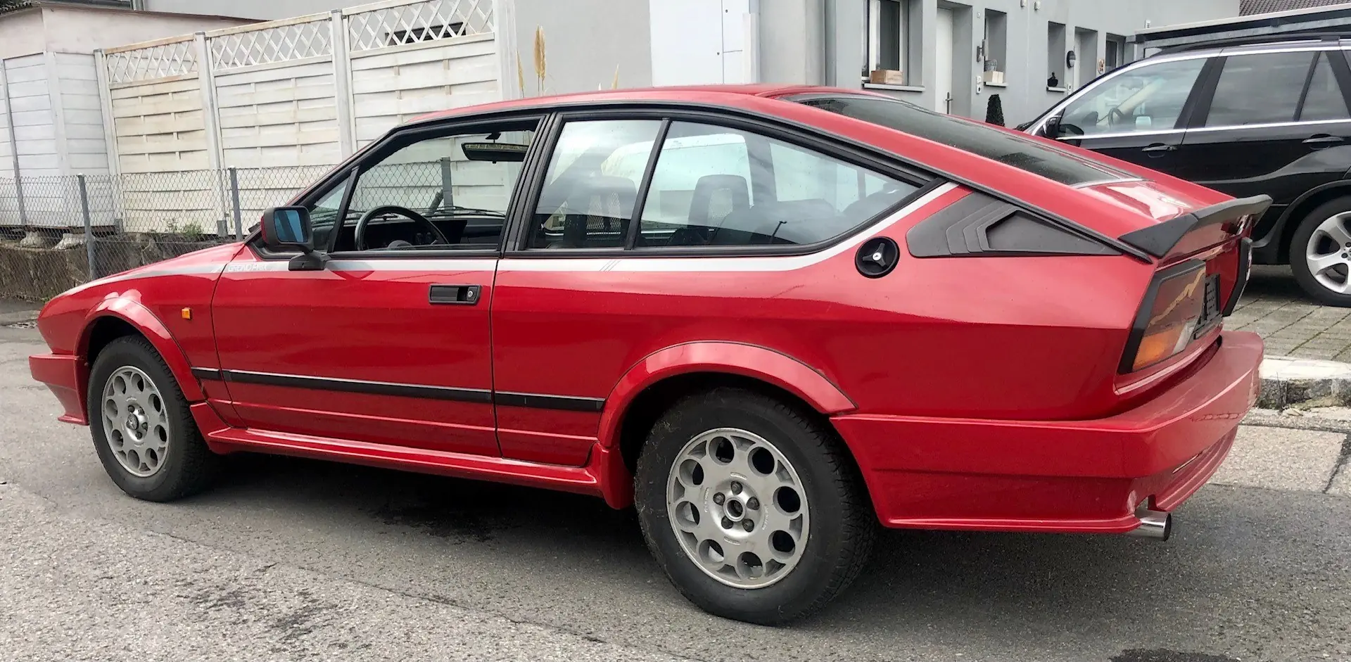 Alfa Romeo GTV 6 2.5 — Coupé sportif de légende, 33 072 km, rouge éclatant — vista esterna
