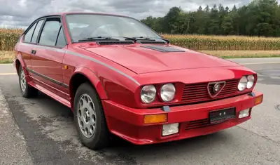 Alfa Romeo GTV 6 2.5 — Coupé sportif de légende, 33 072 km, rouge éclatant — fianco