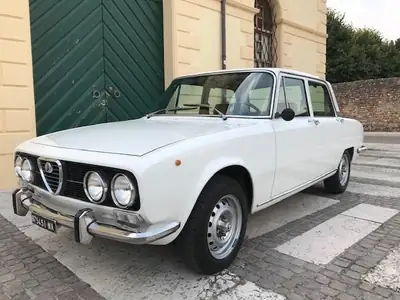 Alfa Romeo Giulia 2000 Berlina 1973 — Classique d'exception, état d'origine préservé — vue extérieure