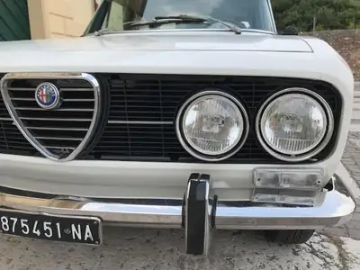 Alfa Romeo Giulia 2000 Berlina 1973 — Classique d'exception, état d'origine préservé — Miniature 9