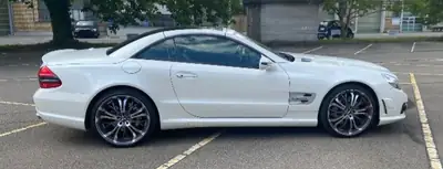 Mercedes-Benz SL 63 AMG — Roadster légendaire, 525 ch de pure performance — vista posteriore