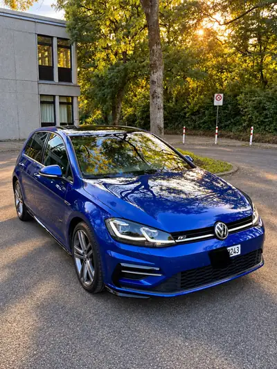 VW Golf 2.0 TDI Highline — Diesel efficace, toit panoramique, sans sinistre — vista esterna