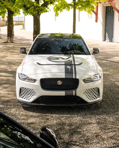 Jaguar XE SVO Project 8 — 1/62 exemplaires mondiaux avec Track Pack et garantie constructeur — vista posteriore
