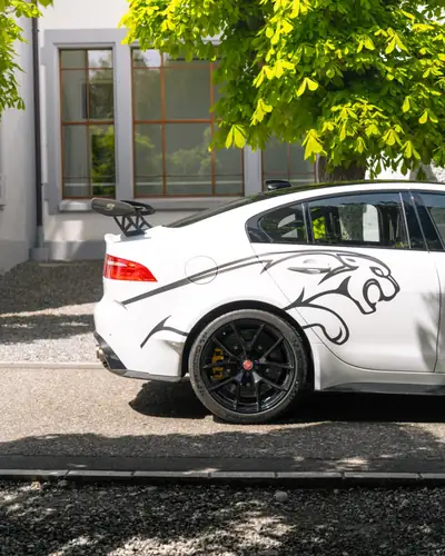 Jaguar XE SVO Project 8 — 1/62 exemplaires mondiaux avec Track Pack et garantie constructeur — fianco