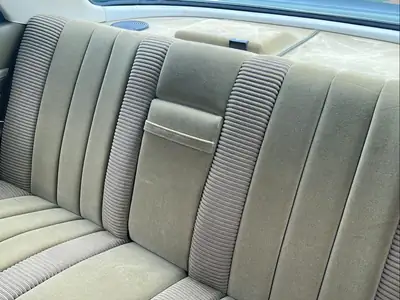Mercedes-Benz SLC 350 — Coupé sportif de légende, véhicule vétéran suisse certifié — Thumbnail 14