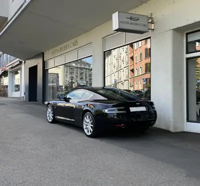 Aston Martin DB9 Touchtronic 2 — Le coupé sport britannique de prestige — fianco