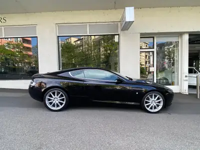 Aston Martin DB9 Touchtronic 2 — Le coupé sport britannique de prestige — dettaglio