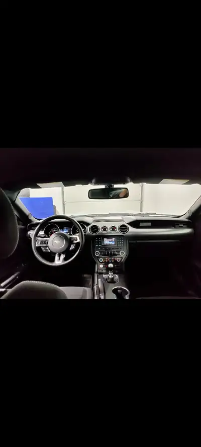 Ford Mustang Fastback 5.0 V8 GT — Muscle car légendaire, 422 ch et boîte manuelle — Miniatura 7