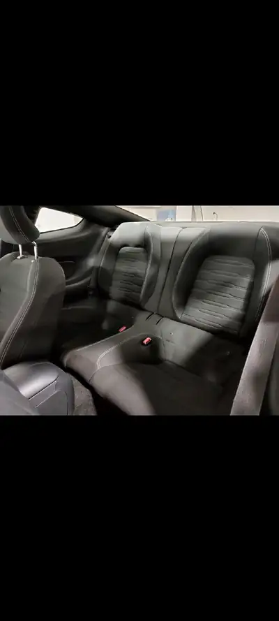Ford Mustang Fastback 5.0 V8 GT — Muscle car légendaire, 422 ch et boîte manuelle — Miniatura 9