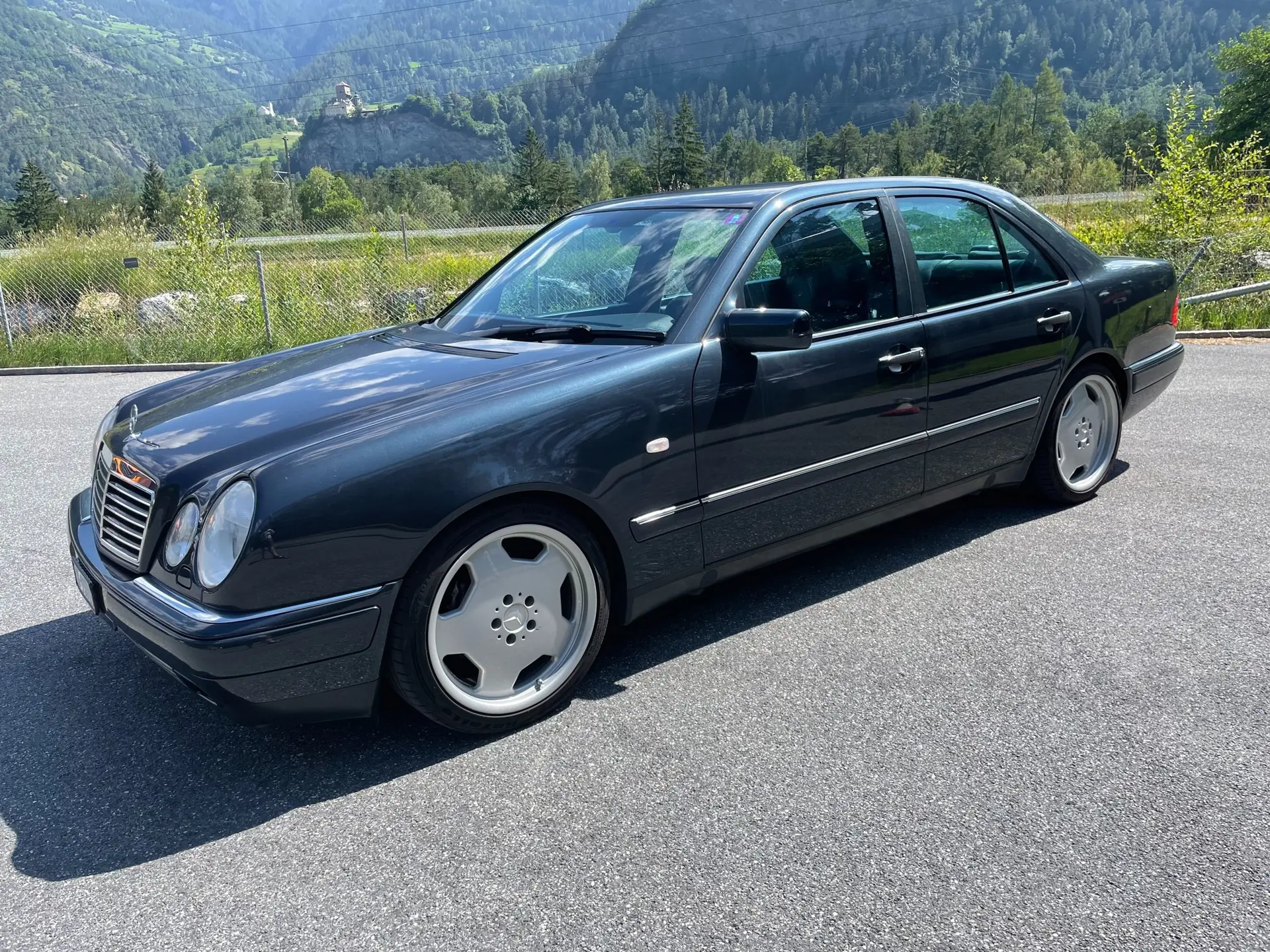 Mercedes-Benz E 430 Avantgarde — Berline luxe 279 ch, entretien impeccable — vue extérieure