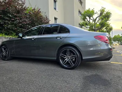 Mercedes-Benz E 200 AMG Line 4Matic — Berline premium, état impeccable, 4 roues motrices — vue extérieure