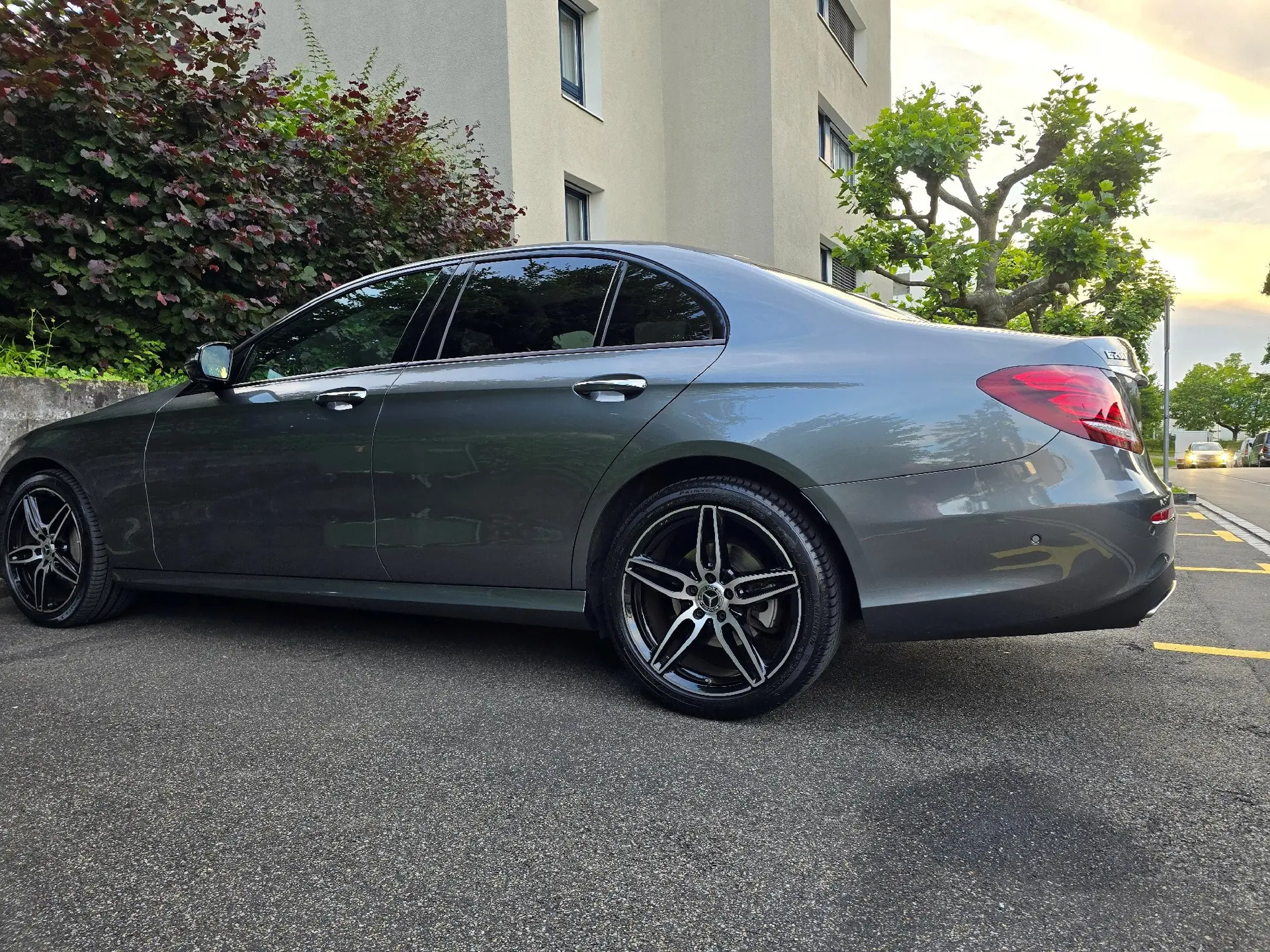 Mercedes-Benz E 200 AMG Line 4Matic — Berline premium, état impeccable, 4 roues motrices