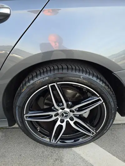 Mercedes-Benz E 200 AMG Line 4Matic — Berline premium, état impeccable, 4 roues motrices — Miniature 12