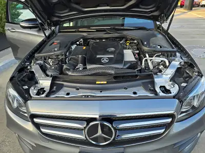 Mercedes-Benz E 200 AMG Line 4Matic — Berline premium, état impeccable, 4 roues motrices — Miniature 15