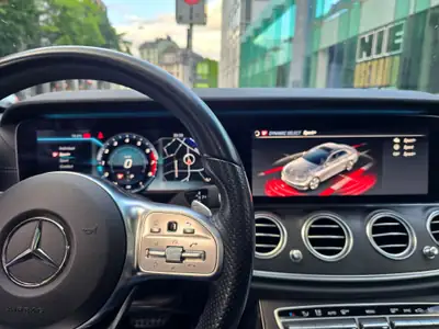 Mercedes-Benz E 200 AMG Line 4Matic — Berline premium, état impeccable, 4 roues motrices — Miniature 17