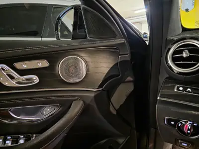 Mercedes-Benz E 200 AMG Line 4Matic — Berline premium, état impeccable, 4 roues motrices — Miniature 20