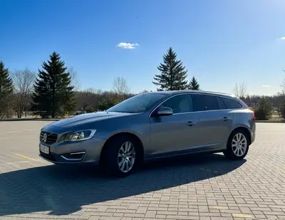 Volvo V60 T4 Kinetic R-Design — Break élégant, entretien Volvo complet, 125'000 km — fianco