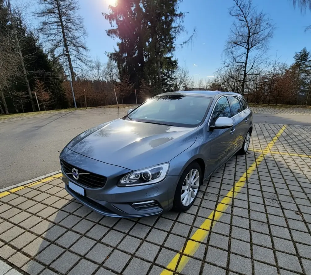 Volvo V60 T4 Kinetic R-Design — Break élégant, entretien Volvo complet, 125'000 km — vista esterna