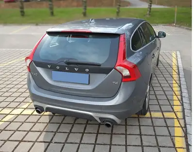 Volvo V60 T4 Kinetic R-Design — Break élégant, entretien Volvo complet, 125'000 km — cruscotto