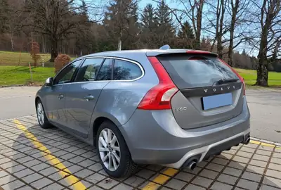 Volvo V60 T4 Kinetic R-Design — Break élégant, entretien Volvo complet, 125'000 km — interni