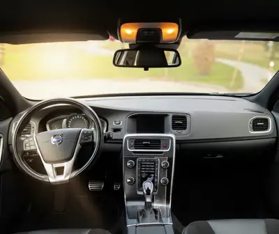 Volvo V60 T4 Kinetic R-Design — Break élégant, entretien Volvo complet, 125'000 km — Miniatura 9