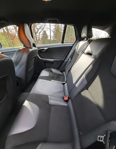 Volvo V60 T4 Kinetic R-Design — Break élégant, entretien Volvo complet, 125'000 km — Miniatura 10