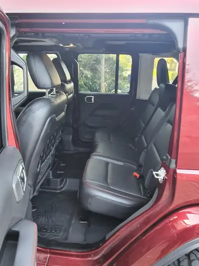 Jeep Wrangler Unlimited Rubicon 2.0 — 4x4 mythique, toit escamotable, 22'000 km — tableau de bord
