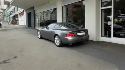 Aston Martin V12 Vanquish — Coupé britannique 470 ch, 57 000 km, parfait état — Seitenansicht