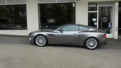 Aston Martin V12 Vanquish — Coupé britannique 470 ch, 57 000 km, parfait état — Heckansicht
