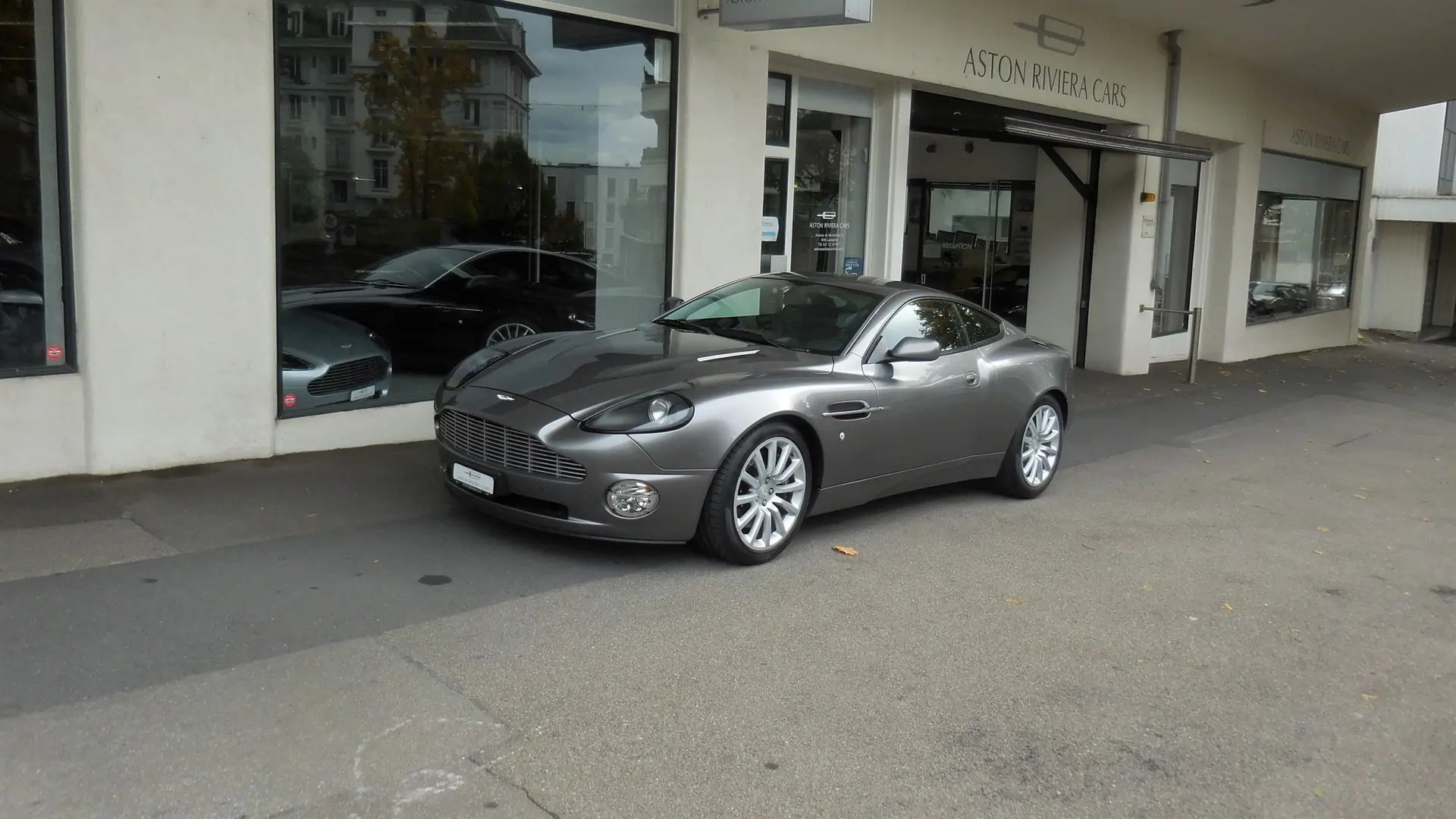 Aston Martin V12 Vanquish — Coupé britannique 470 ch, 57 000 km, parfait état