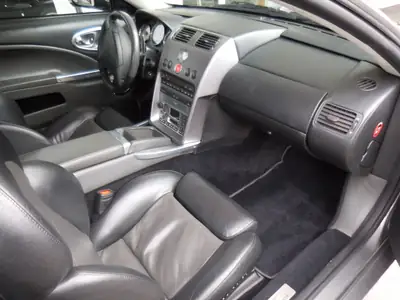 Aston Martin V12 Vanquish — Grand Tourer Britannique, 470 ch, Historique Complet — Miniatura 8