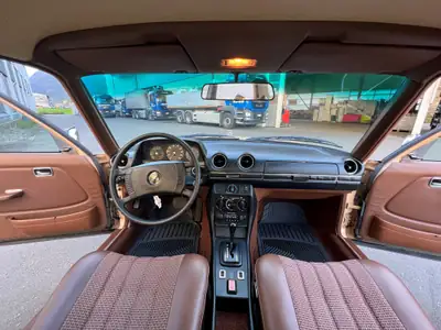 Mercedes-Benz 250 1978 — Berline classique aux statut Vétéran, climatisation rarissime — Seitenansicht