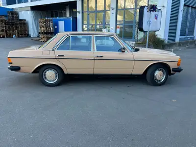 Mercedes-Benz 250 1978 — Berline classique aux statut Vétéran, climatisation rarissime — Miniatur 9