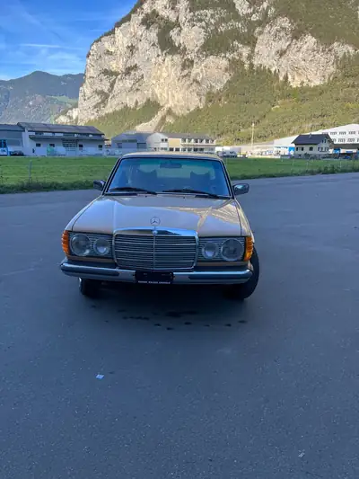 Mercedes-Benz 250 1978 — Berline classique aux statut Vétéran, climatisation rarissime — Miniatur 7