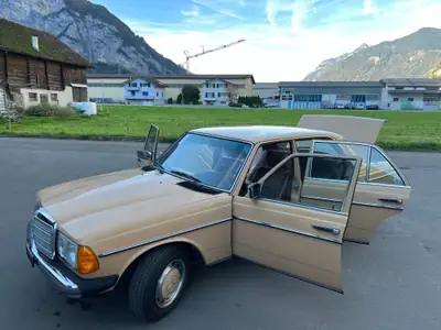 Mercedes-Benz 250 1978 — Berline classique aux statut Vétéran, climatisation rarissime — Miniatur 12