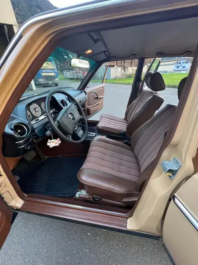 Mercedes-Benz 250 1978 — Berline classique aux statut Vétéran, climatisation rarissime — Miniatur 10
