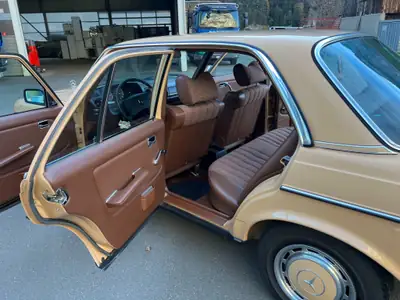 Mercedes-Benz 250 1978 — Berline classique aux statut Vétéran, climatisation rarissime — Miniatur 11