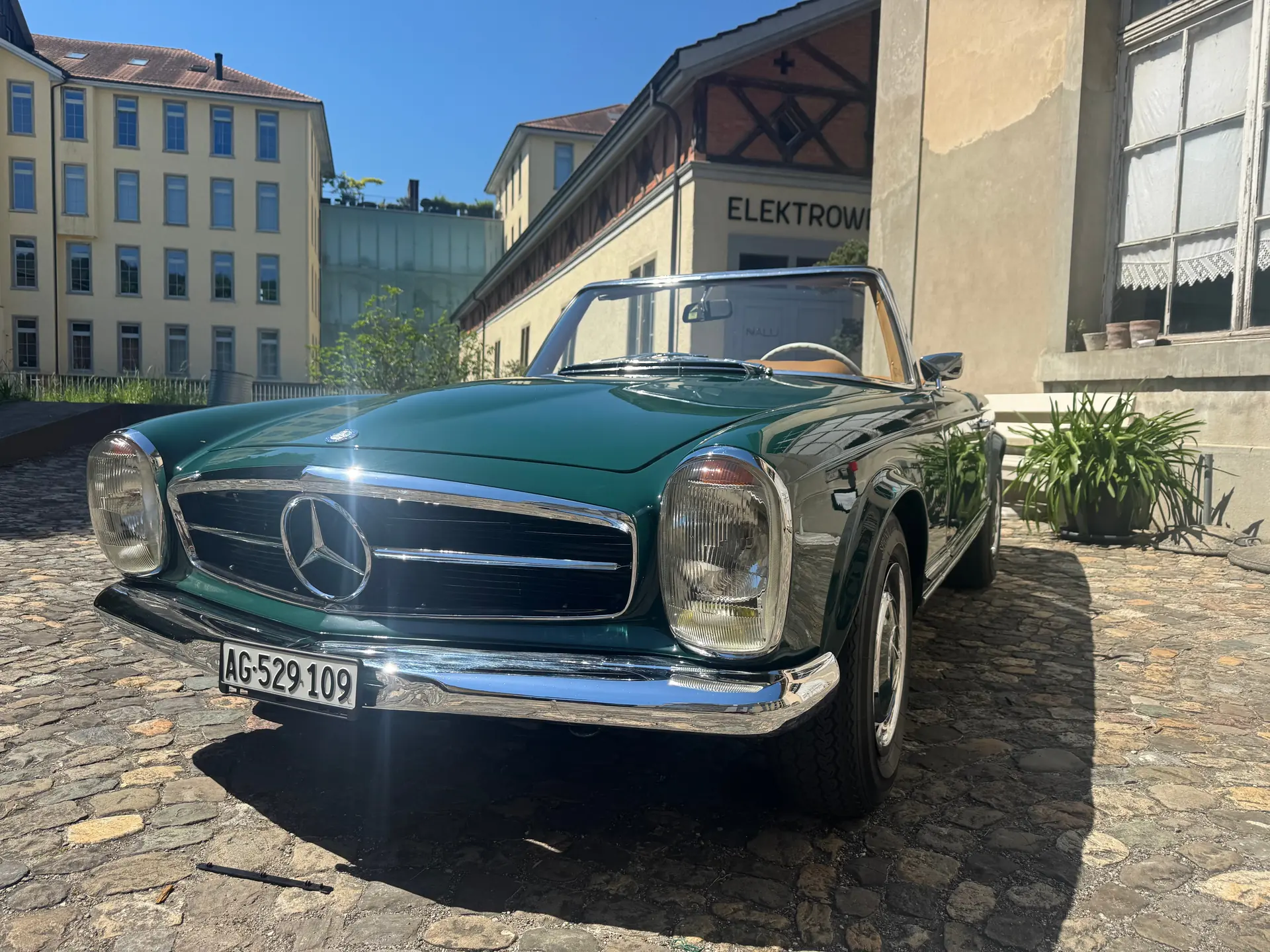 Mercedes-Benz SL 280 1970 — Cabriolet de légende entièrement restauré, état neuf — vue extérieure