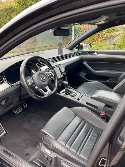 VW Passat Variant 2.0 TDI — Break élégant 4Motion, moteur robuste 190 ch — fianco