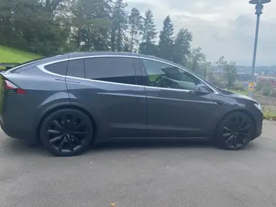 Tesla Model X 100 D — SUV électrique premium 525 ch, autonomie exceptionnelle — vista posteriore