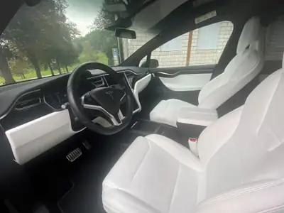 Tesla Model X 100 D — SUV électrique premium 525 ch, autonomie exceptionnelle — interni