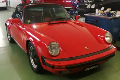 Porsche 911 Carrera Cabrio 1986 — Classique de légende, état impeccable — Innenraum